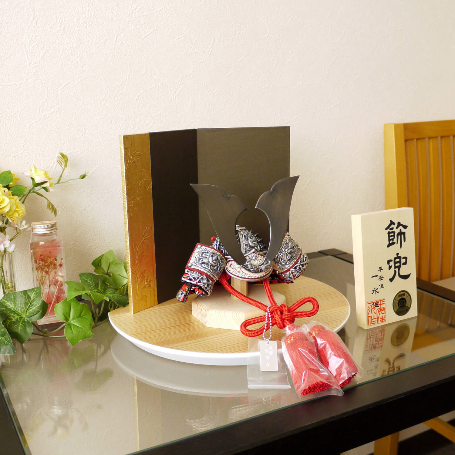 五月人形 京都・平安一水作 京8号 赤糸(茜糸)極上総裏 国宝 竹雀兜飾り(竹に雀金物兜)燻銀金物 黒小札共吹返し杉ナチュラル台シルキーブラウン屏風飾り 増村人形店  10000489