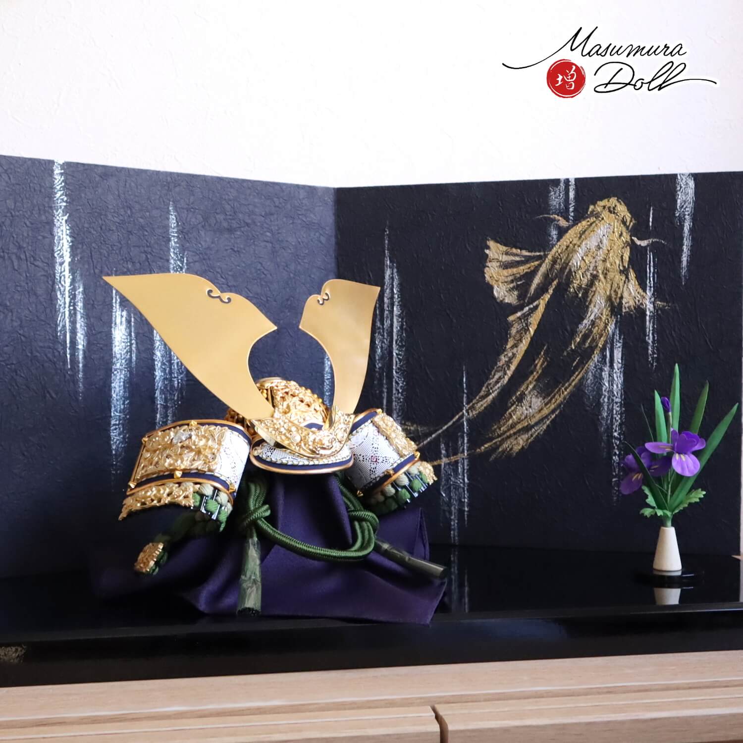 五月人形 伝統工芸士・平安晴峰作 10号 錫製総金具 萌葱糸縅 京製手描「鯉の滝登り」手揉み阿波和紙屏風 アヤメ飾り 国産黒塗飾台 増村人形店 10002004