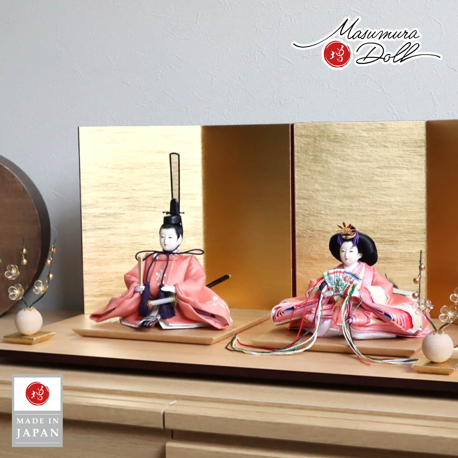 雛人形 伝統工芸士・清水光雲作 柳サイズ ピンク刺繍 正絹西陣織 済美箔屏風 クリアフラワーゴールド梅 ナチュラル杉製平台 増村人形店 10001480