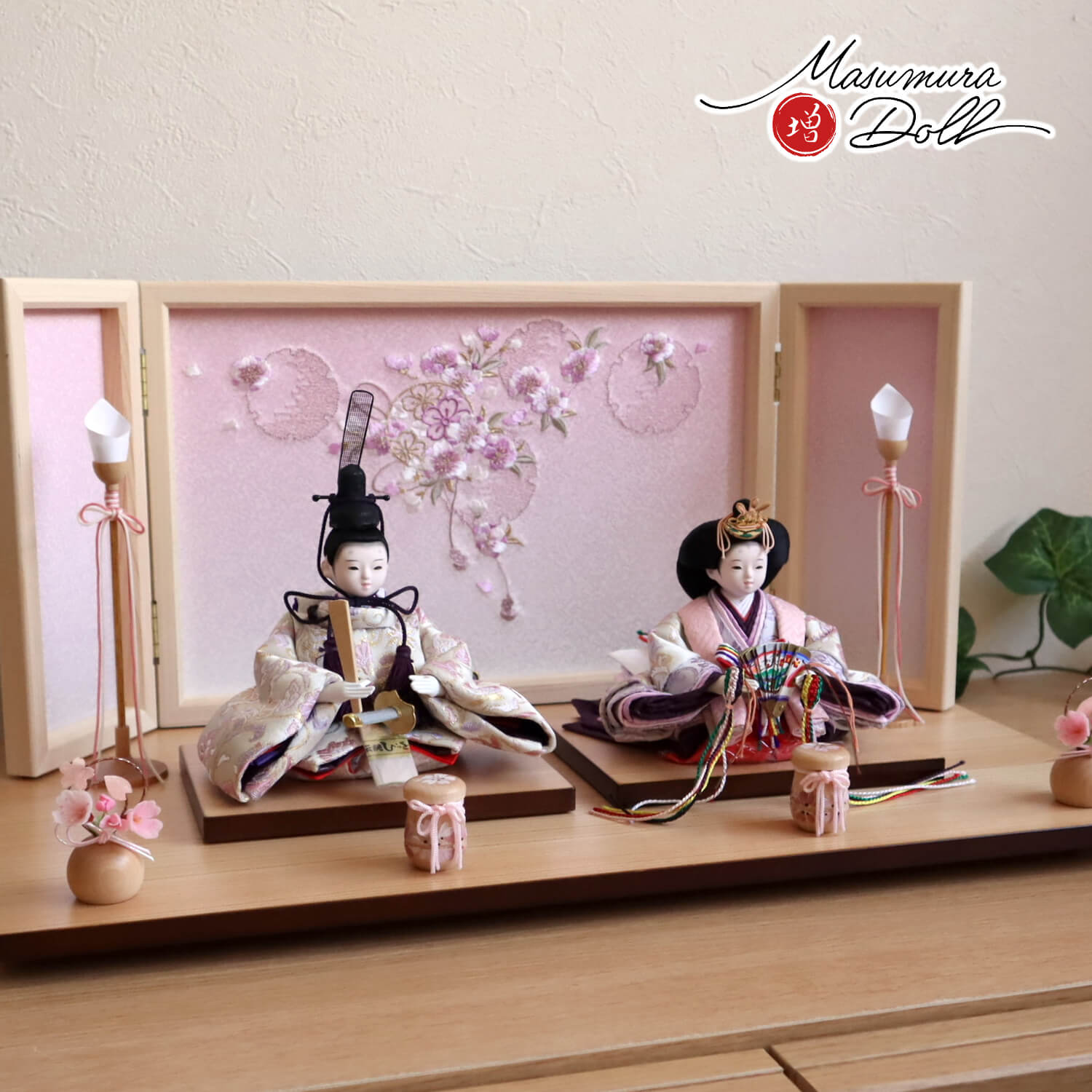 雛人形 華峰作 柳親王 正絹西陣織 唐花クリーム ヒノキ枠屏風 本刺繍「ピンクぼかし雪輪リボン桜」木製燭台 ナチュラル丸玉桜 木製手描き貝桶 ナチュラル杉製平台 増村人形店 10001517