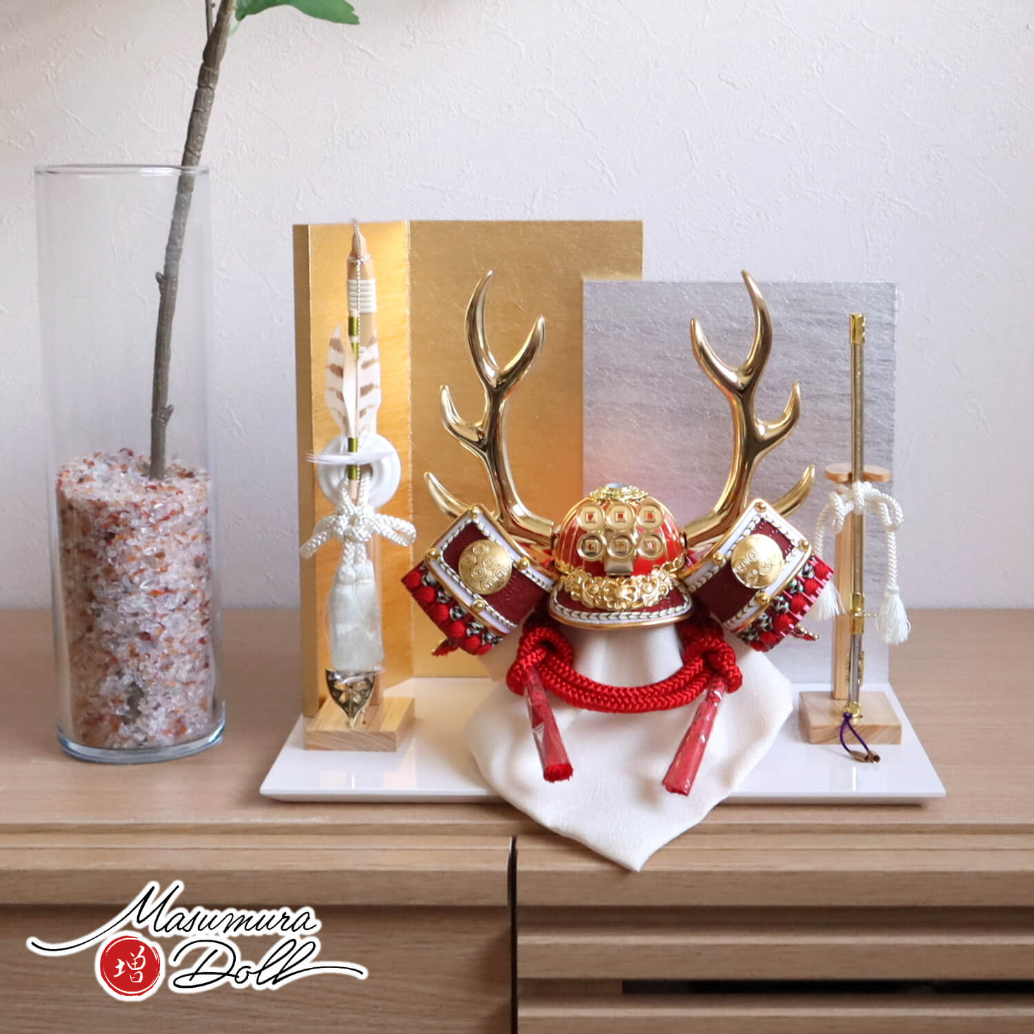 五月人形 レッド ゴールド 武将 真田 幸村 兜 赤糸 共吹き返し L型屏風(金銀段違い) ヒノキ製本藤巻弓太刀 アイボリー平台 衝立 増村人形店 10001746