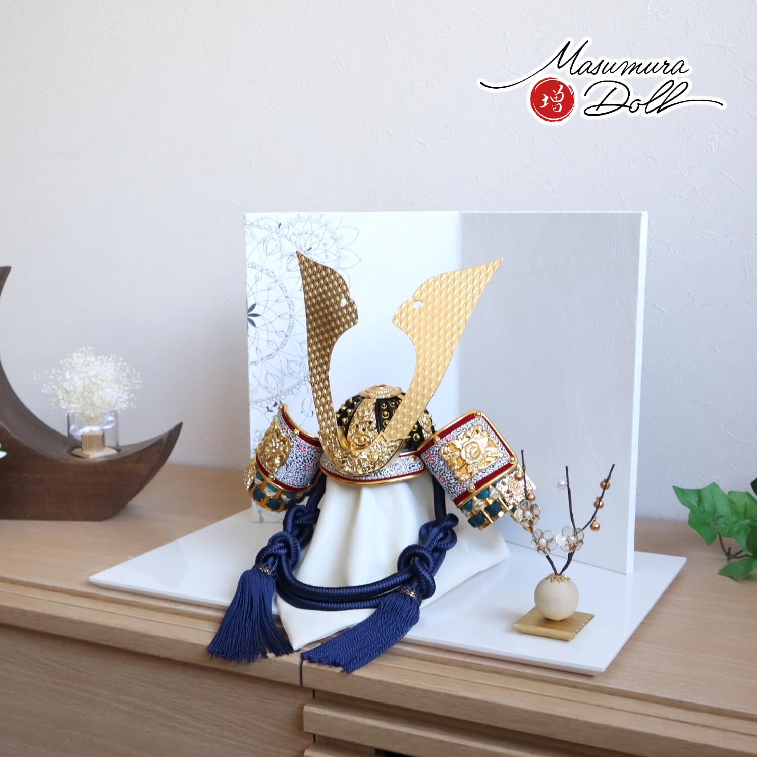 五月人形 伝統工芸士 誠山作 10号紺糸縅兜 金小札 手描二曲幾何学桜紋様屏風 クリアフラワーゴールド梅 アイボリー平台 全国産 紺 増村人形店 10001759