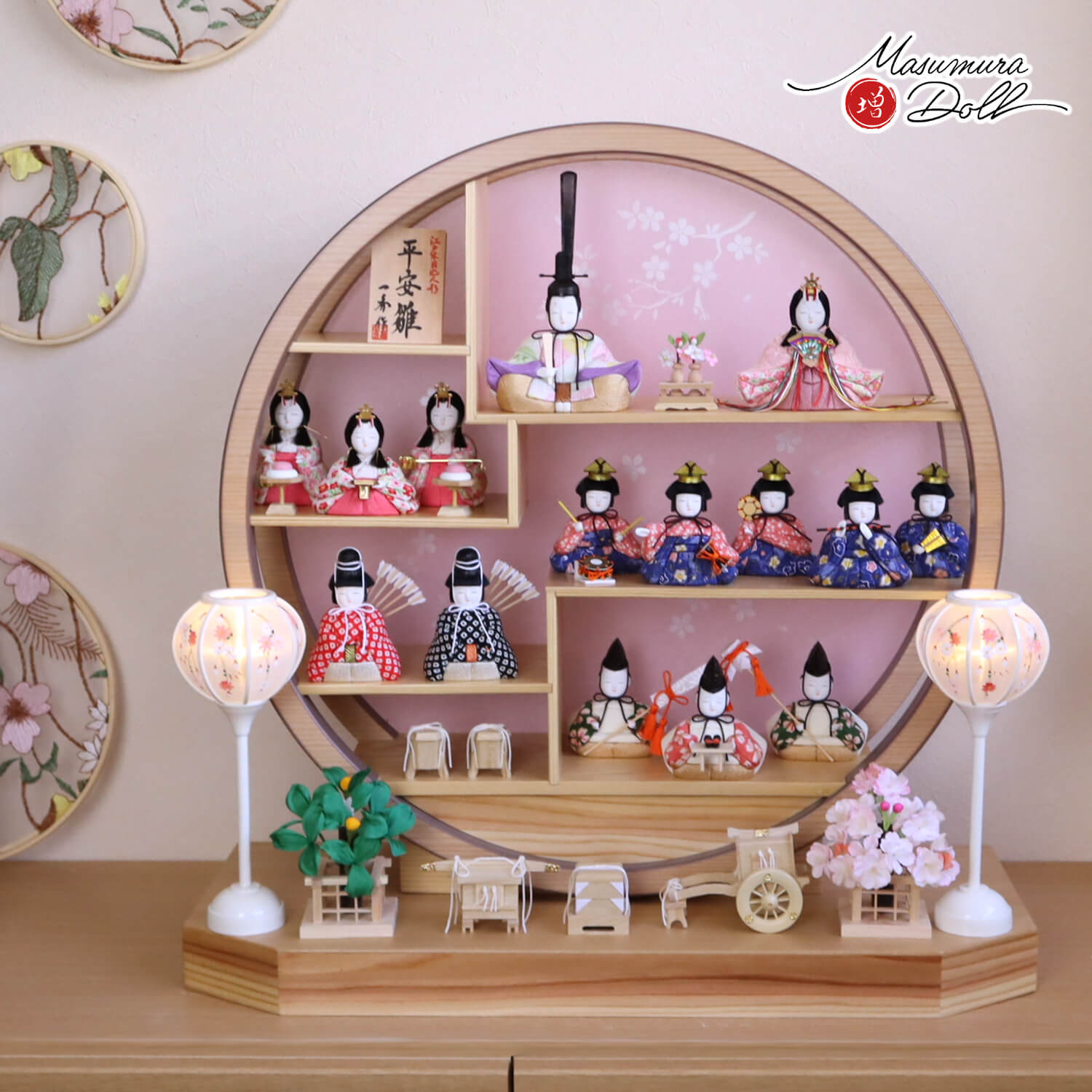 雛人形 新作 木村一秀作 国産杉・円窓飾り15人総揃 総木製道具6品 コードレス手描き雪洞 杉製円形丸型 丸窓 桜橘 例年実店舗早期完売品 ひな人形 十五人 六品 かわいい 増村人形店 10001875