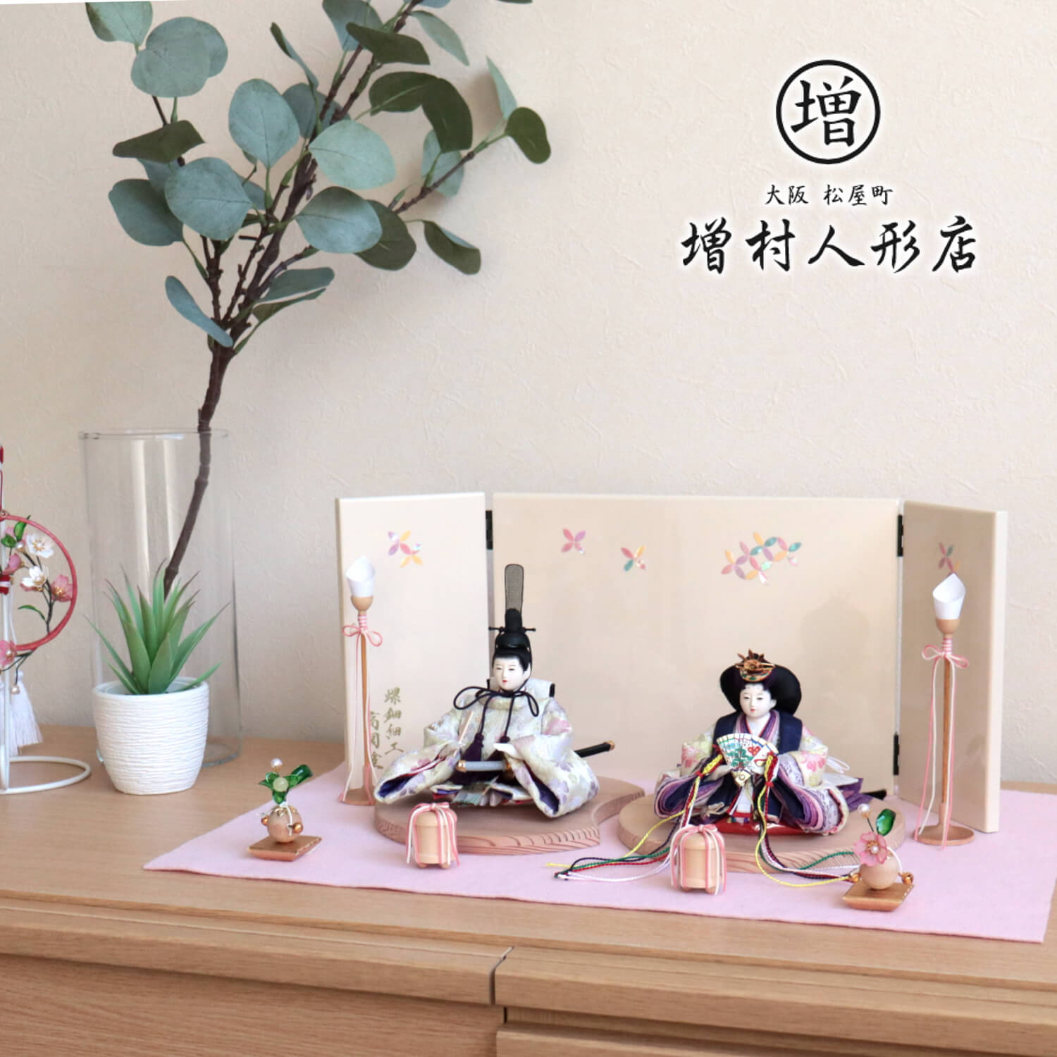 雛人形 華峰作 柳三寸 正絹西陣織 桜紫クリーム 共柄 屏風 螺鈿七宝柄 木製燭台 クリアフラワー桜橘 木製貝桶 国産杉製月飾台(大) ピンク毛氈飾り 増村人形店 10001067