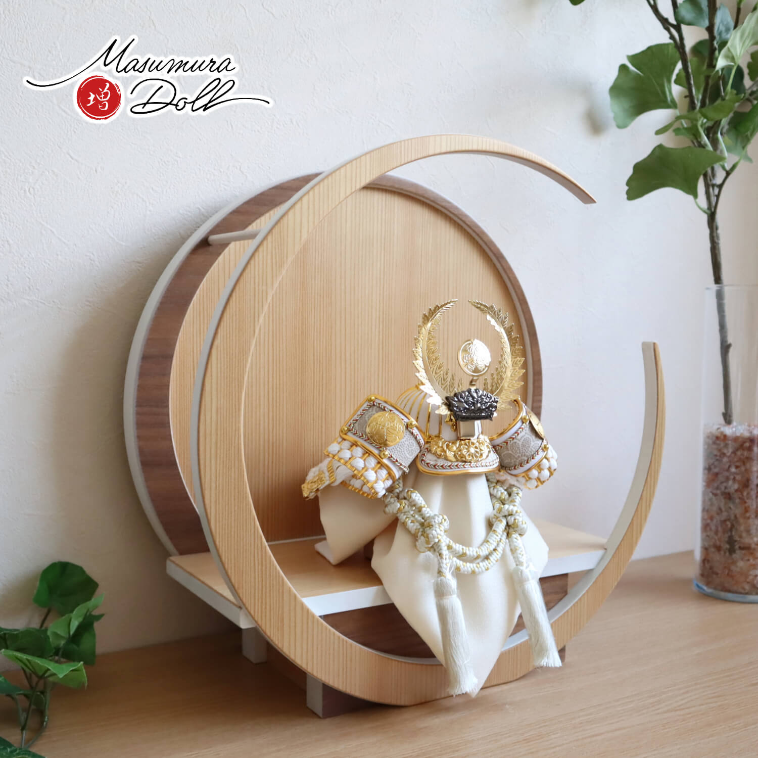 五月人形  完全日本製 ホワイト ゴールド 武将 徳川家康 兜 37A 月-tsuki- 日本製円形ナチュラル杉・ウォールナット飾り 増村人形店 10001409