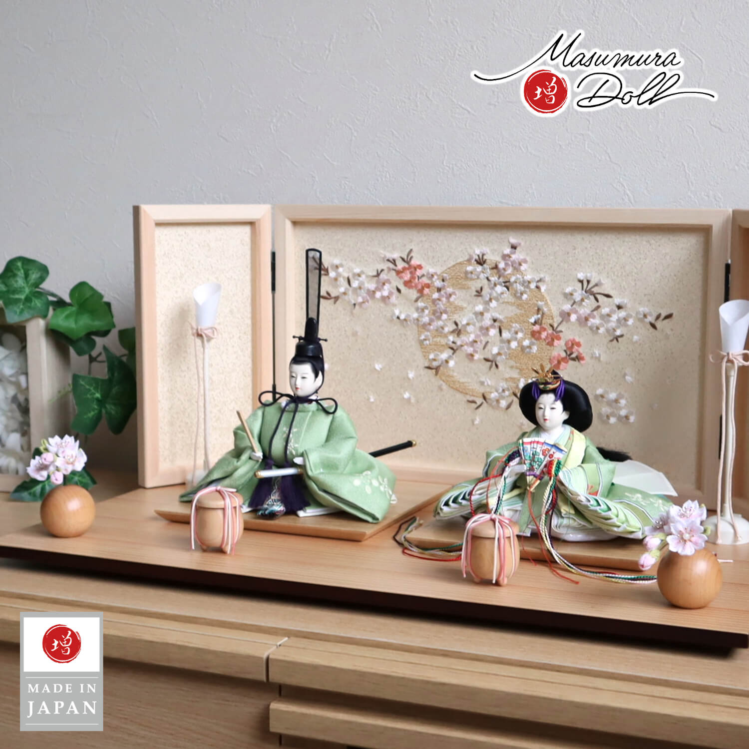 雛人形 伝統工芸士・清水光雲作 柳サイズ 若葉刺繍 正絹西陣織 ヒノキ枠屏風 本刺繍「夢桜」コードレス燭台 ちりめん桜ラメ入り 木製貝桶 ナチュラル杉製平台 増村人形店 10001492