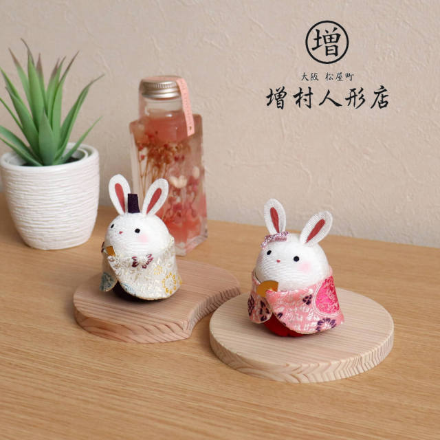 雛人形 かわいい コンパクト ★ 今どき うさぎ 正絹西陣織「兎雛」 国産杉 月飾台(小) 増村人形店 10000683