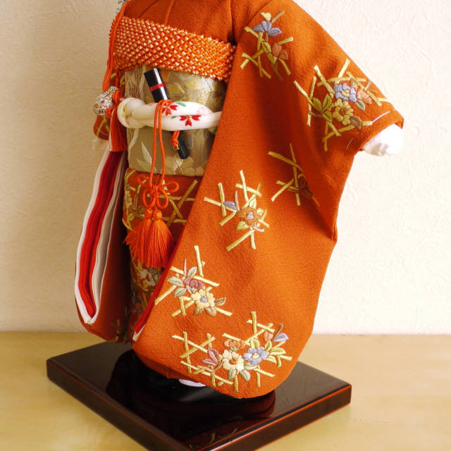 元賀章介作 10号(尺)正絹手刺繍 椿に籠目 手塗本漆塗台 増村人形