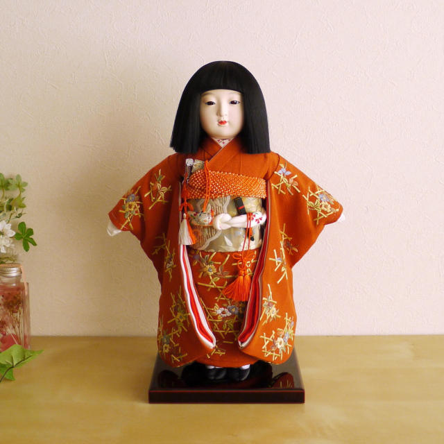 元賀章介作 10号(尺)正絹手刺繍 椿に籠目 手塗本漆塗台 増村人形
