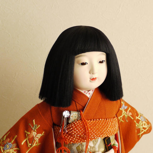 元賀章介作 10号(尺)正絹手刺繍 椿に籠目 手塗本漆塗台 増村人形