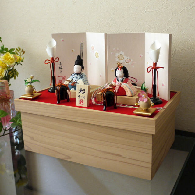 雛人形 特別 限定価格幸一光作 彩-AYA-正絹西陣織市松 (小) 手描き桜屏風 木製黒塗燭台 貝桶 クリアフラワー桜橘 国産杉箱赤毛氈収納 増村オリジナル ひな人形 お雛様 おひなさま お雛さま 木目込み人形 コンパクト 収納 ayasistcs