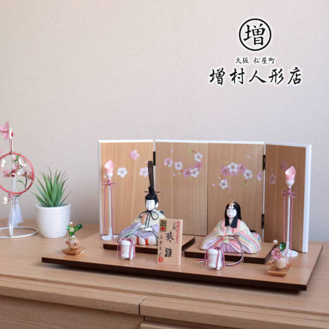 雛人形 伝統的工芸品 三世・金林真多呂作 葵雛 木目ナチュラル手描き一葉桜屏風 燭台 クリアフラワー桜橘 増村人形店 10001059