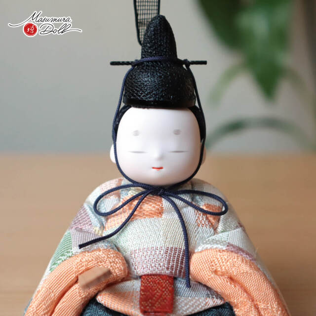 お雛様（会津鉄錆絵の立ち雛）と台座 幸一光作 彩-AYA 正絹西陣織市松大 ☆ 国産杉製月飾台(小