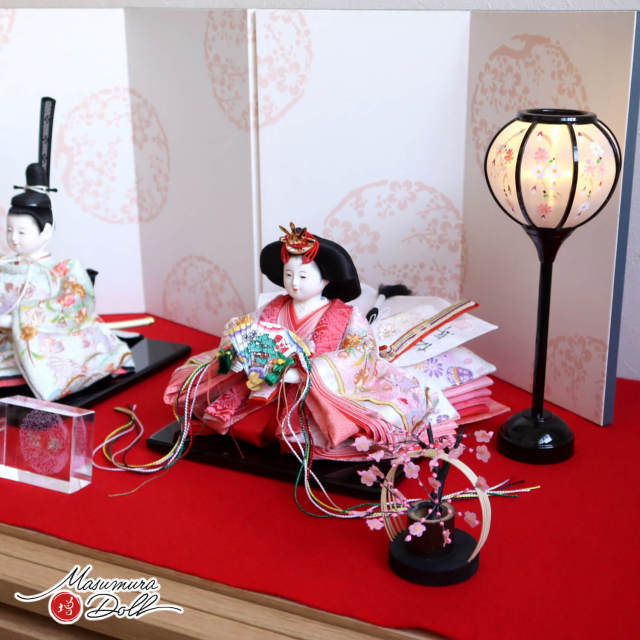 新作 小出松寿 作 四寸おぼこ雛 京刺繍 金駒 「うさぎ雪輪桜」金彩京