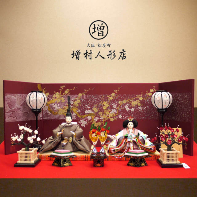 雛人形 平安雛幸作 京十番正絹西陣織麹塵染 金彩梅屏風 手描き雪洞 国産正絹本繭玉紅白梅 木製本金手描蒔絵菱高坏三宝 昼御座(ひのおまし)二畳台 増村人形店