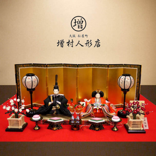 雛人形 平安雛幸作 京十一番正絹西陣織雲鶴紋 屏風本仕立金沢箔 コードレス手描き雪洞 国産正絹本繭玉紅白梅 木製本金手描蒔絵菱高坏三宝 昼御座(ひのおまし)二畳台 増村人形店