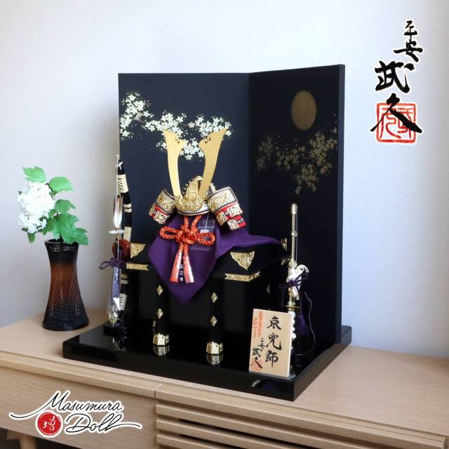 五月人形  京都・平安武久作 京12号朱赤ラメ糸縅 長鍬形 本漆黒小札 勝虫金具付京製唐櫃 駿河蒔絵屏風「月に桜」本藤巻弓太刀 国産黒塗平台 増村人形店 10002346