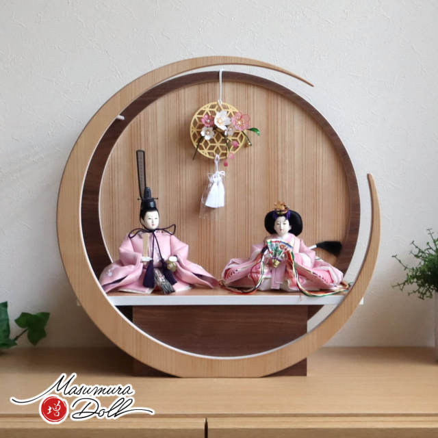 雛人形 伝統工芸士・清水光雲作 柳サイズ パープル刺繍 正絹西陣織 月-tsuki-(特大) 円形ナチュラル杉・ウォールナット 吊り飾りクリアフラワー桜 増村人形店 10001637