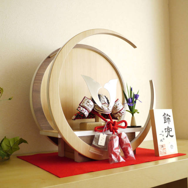 平安一水作 京8号 赤糸(茜糸)極上総裏 国宝 竹雀兜飾り(竹に雀金物兜)白銀金物 黒小札共吹返し 37A 月-tsuki- 円形ナチュラル杉・ウォールナット飾り アヤメ飾り付 増村人形店 五月人形 10000488