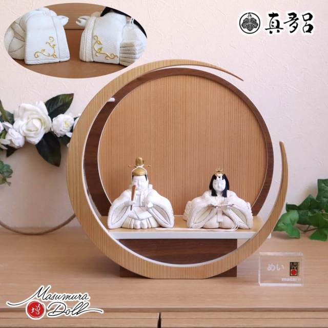 雛人形 新作伝統的工芸品 三世・金林真多呂作 正絹手描き箔押金彩雛「めい」さや型地に唐草箔押し 月-tsuki-(小) 円形ナチュラル杉・ウォールナット飾り 増村人形店 10001922