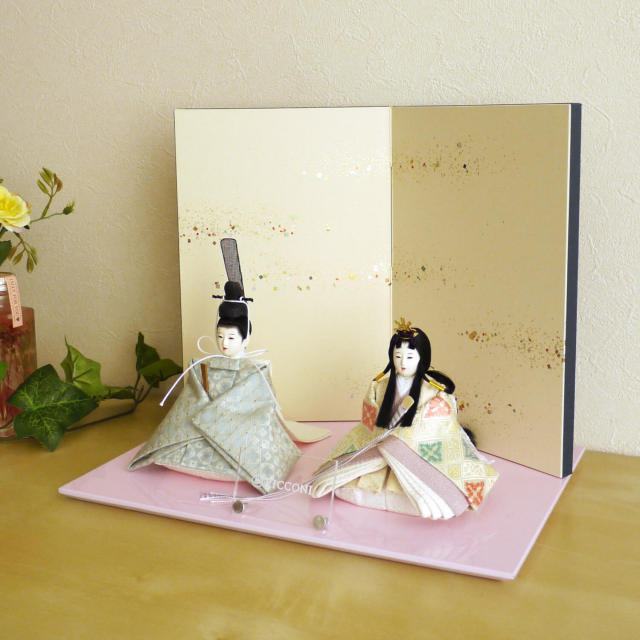 雛人形 小西実作 PICCONI 琴-こと- Rinおさげ髪 京製正絹西陣織 北村松月堂謹製 屏風本仕立「色々小石」ピンク飾台 ひな人形 京人形 ピッコニ ぴっこに 増村人形店 pknkotorinosakoisi