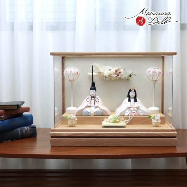 雛人形 伝統的工芸品 三世・金林真多呂作 白妙雛 正絹西陣織 白木枠パノラマ アクリルケース 和紙バック 手描き雪洞 かぶせ式 アートフラワー 桜 ラタン 増村人形店 ケース飾り 10002260