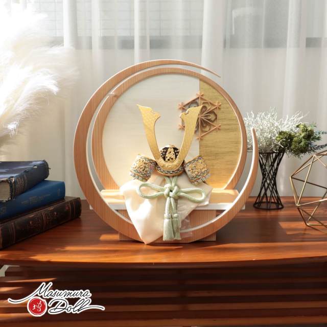 8号 最新作伝統工芸士・京北野 平安武久 作 淡若竹兜(淡緑) 本金箔押金小札兜 月 -tsuki- 大川組子(伝統的工芸品) 桜柄 日本製円形ナチュラル杉・ウォールナット飾り 増村人形店 10002054