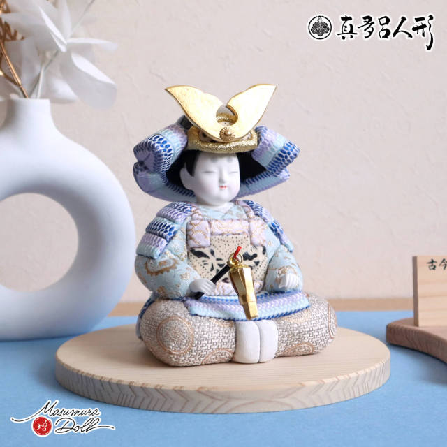 五月人形  三世・金林真多呂作 子供大将 「碧」増村人形オリジナル 兜付き コンパクト 淡色 ナチュラル 国産杉製月飾台(大) 増村人形店  10003094