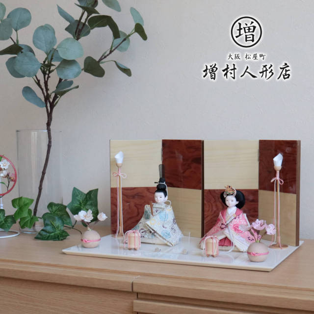 雛人形 小西実作 PICCONI 陽-ひな- Kiraraおすべらかし 京製正絹西陣織 花梨/シカモア 2曲一双 40cmアイボリー飾り台 丸玉桜 ピンク紐 木製燭台 貝桶 増村人形店 10001178