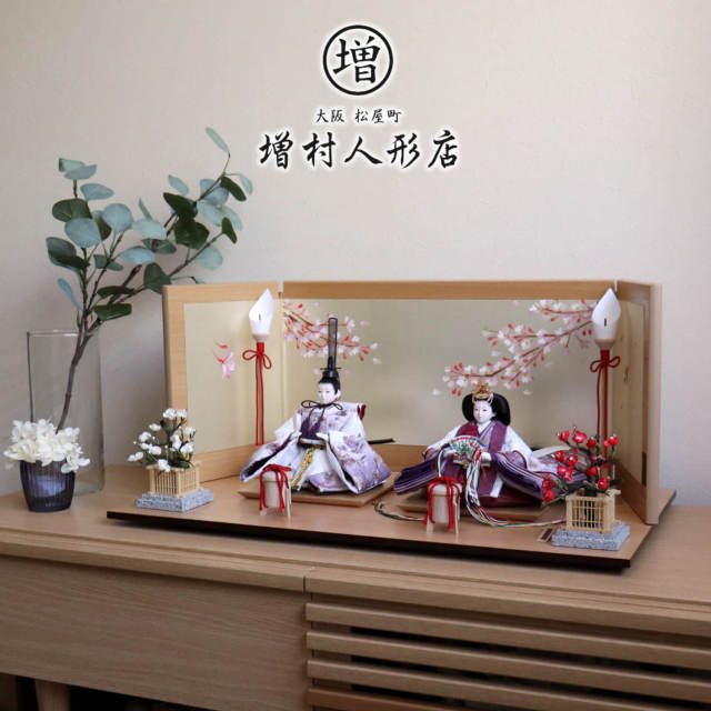 雛人形 内閣総理大臣賞受賞作家 松宝作 25号 芥子 西陣織 有職雲立涌 ぼかし染 桜刺繍 9号宝永屏風「手描桜」ナチュラル木目 木製燭台 貝桶 国産正絹紅白梅 ナチュラル杉台 増村人形店 10000952