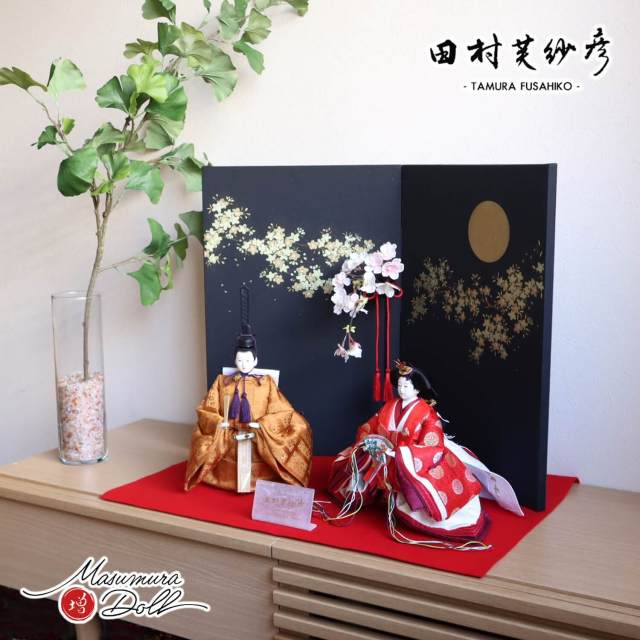 雛人形 伝統的な布製 赤青 草木染めの衣裳着雛飾り atelier shimura×中川政七商店｜家を