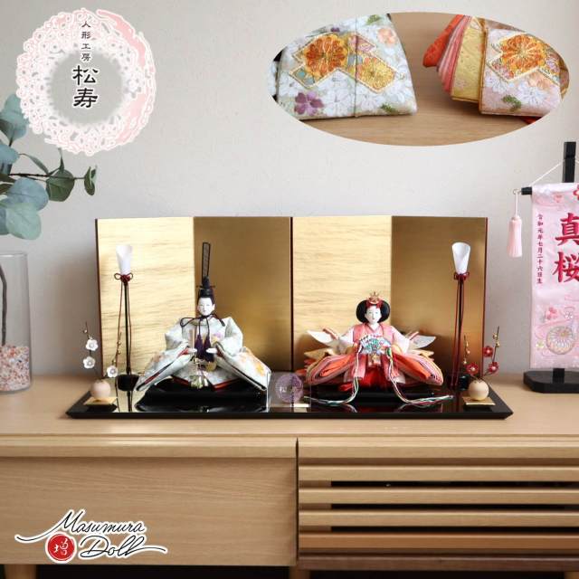 新作 小出松寿 作 11番 京刺繍金駒「螺鈿 松皮に桜」薄緑 薄ピンク 頭師：市川伯英 済美箔屏風 コードレス燭台 クリアフラワー紅白梅 国産 黒塗薄台 10002709