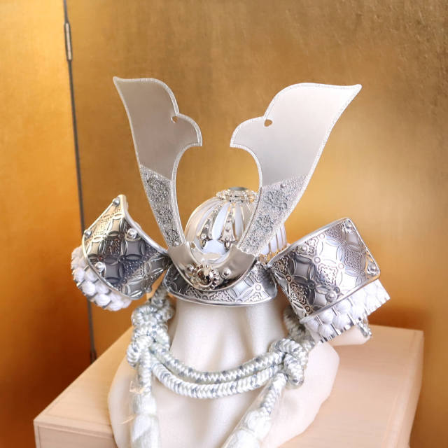 五月人形 ケース飾り 兜 【選べる2種類】彫金七宝兜 ゴールド&シルバー