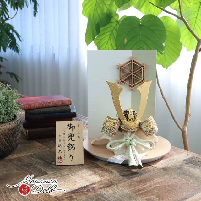 五月人形  MUR(ミュール)伝統工芸士・京北野 平安武久作 京8号淡兜 若竹 本金箔押金小札兜 大川組子(伝統的工芸品)衝立飾 ナチュラル杉台 増村人形店 10001573