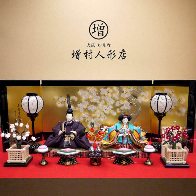 雛人形 平安雛幸作 京十一番正絹西陣織麹塵染 川瀬猪山頭 屏風箔押手描蒔絵「桜華」 手描き雪洞 国産正絹本繭紅白梅 木製本金手描蒔絵菱高坏三宝 昼御座(ひのおまし)二畳台 増村人形店
