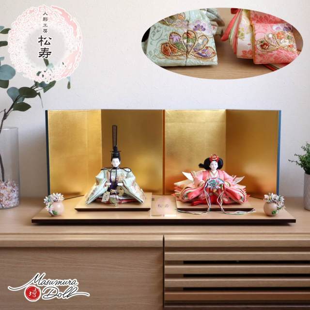 新作 小出松寿 作 12番 京刺繍金駒「松紋」頭師：市川伯英 箔押四曲 包み込み 屏風  正絹つまみ細工花飾り ナチュラル杉製平台 10002710