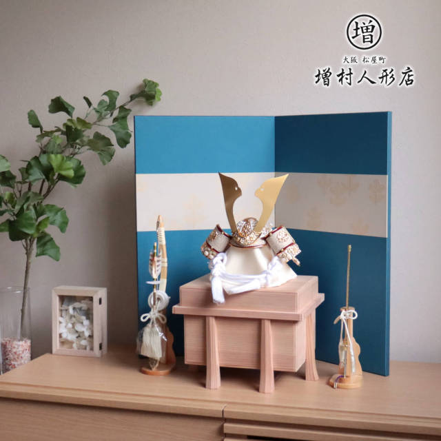 五月人形  伝統工芸士 誠山作 10号正絹白糸縅 合鉢 兜 本仕立屏風「紺和紙に金松」国産杉製 極上面取り唐櫃 収納 本藤巻 兜飾り 10002655