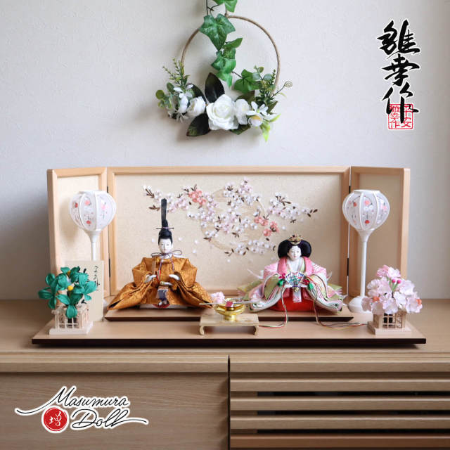 平安雛幸作 京11番 正絹西陣織 黄櫨染 桐竹鳳凰 銘木・ ヒノキ枠本刺繍屏風「夢桜」コードレス白塗手描き雪洞 桜橘 本金桜蒔絵盃飾 ナチュラル杉製平台 増村人形店 10002159