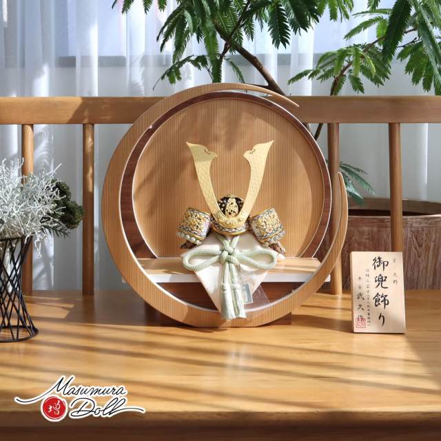 伝統工芸士 京北野・平安武久作 8号 37A 月-tsuki- 円形ナチュラル杉・ウォールナット飾り 淡若竹兜(淡緑) 五月人形 5月人形 皐月人形 兜鎧飾り 鎧兜飾り 壁掛け対応 全国産 三日月 増村人形店 10000432