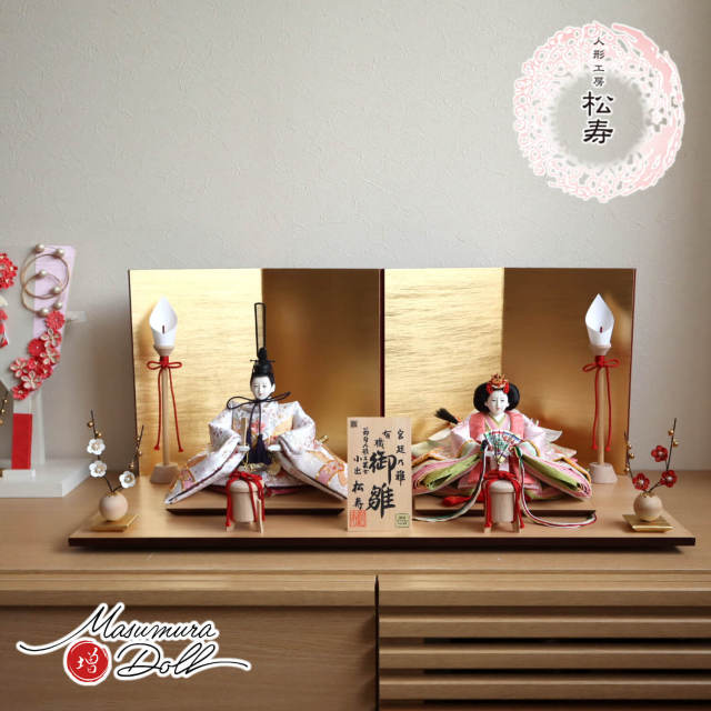雛人形 最新作 小出松寿作十一番 金彩京刺繍 金駒「桜刺繍と熨斗目に梅」済美箔屏風 クリアフラワー紅白梅 木製燭台 貝桶 ナチュラル杉製平台 増村人形店 10001711