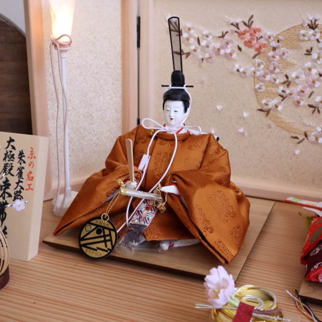 大橋弌峰作 京都 芥子 朱雀大路大極殿雛 正絹西陣織黄櫨染 天皇