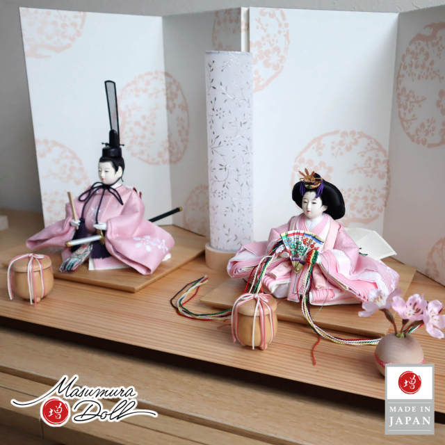 雛人形 伝統工芸士・清水光雲作 柳サイズ パープル刺繍 正絹西陣織 屏風本仕立 梅紋 唐草和紙あかりスタンド 丸玉桜ピンク紐 木製貝桶 ナチュラル杉製平台 増村人形店 10001544