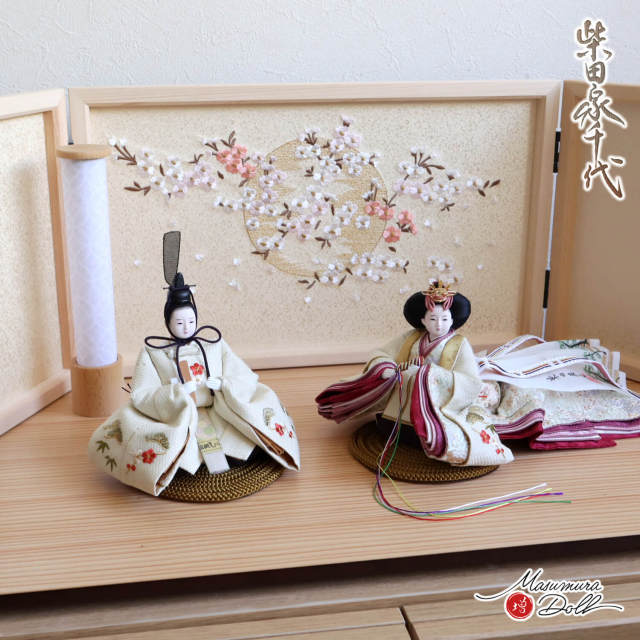 椿の花が美しい季節ですね。ぽってりとした丸い形が特徴的で
