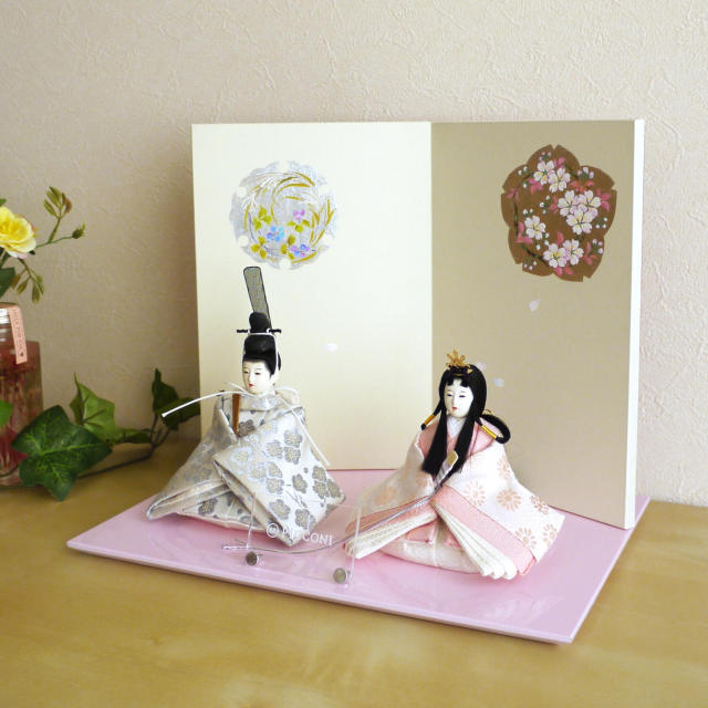 小西実作 PICCONI 麗-うらら- Rinおさげ髪 京製正絹西陣織 京製屏風手描「雪輪桜」ピンク飾台 増村人形店 10000528