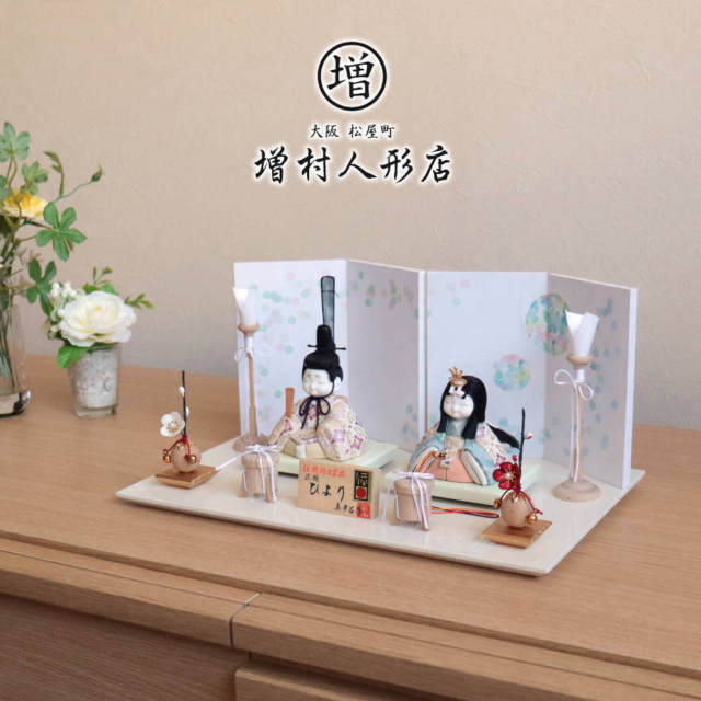 伝統的工芸品 三世・金林真多呂作 来未-KURUMI-シリーズ 正絹西陣織『ひより雛』水玉蝶々屏風 白木燭台 貝桶 クリアフラワー紅白梅 アイボリー台 増村人形店 10001033