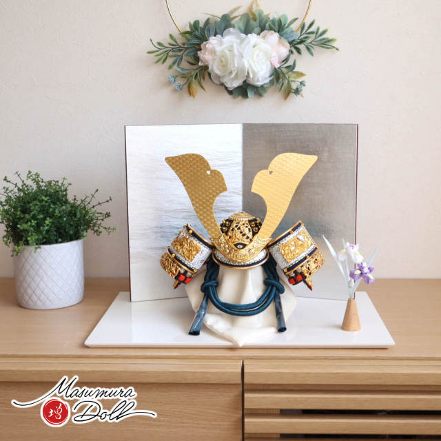 五月人形 伝統工芸士・平安 晴峰作 10号 正絹縹糸縅(青) 無双結び 共吹き返し 二曲銀サイビ箔押し屏風 ちりめんアヤメ飾り アイボリー平台 増村人形店 10001733