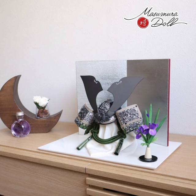 五月人形 伝統工芸士・平安 晴峰作 10号 シルバー 錫製総金具 増村特別品 燻銀 萌葱糸縅(緑糸)兜 黒小札 二曲銀済美箔屏風 アヤメ飾り アイボリー平台 増村人形店 10001741