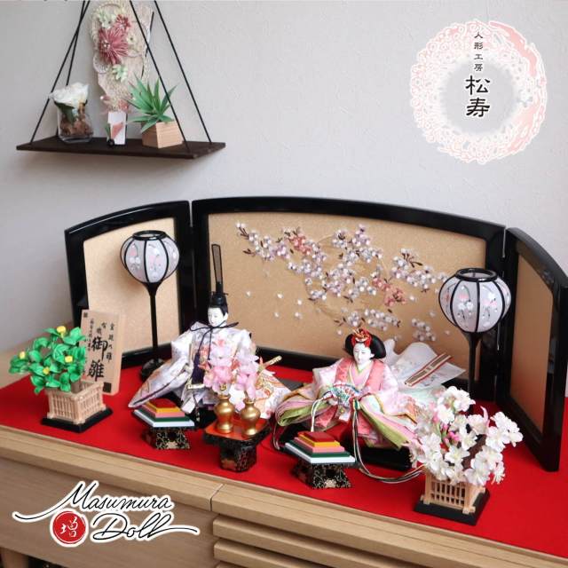 最新作 小出松寿作 十一番 金彩京刺繍 金駒「桜刺繍と熨斗目に梅」本刺繍屏風「夢桜」 コードレス手描き雪洞 正絹桜橘 木製菱三宝 本式 毛氈飾り 増村人形店 10001714