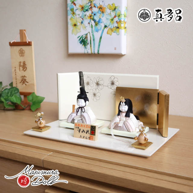 新作 伝統的工芸品 三世・金林真多呂作 来未-KURUMI-シリーズ『すみれ雛』 二曲重なり屏風 「こぶしの花」 クリアフラワーゴールド桜橘 アイボリー平台 増村人形店 10001832