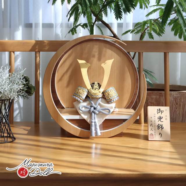 伝統工芸士 京北野・平安武久作 8号 正絹淡浅葱色 本金箔押金小札兜 37A 月-tsuki- 円形ナチュラル杉・ウォールナット飾り 増村人形店 五月人形 10000434